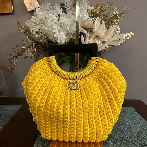 Shell Purse with wood handles - hand crocheted - Picture 3 of 7